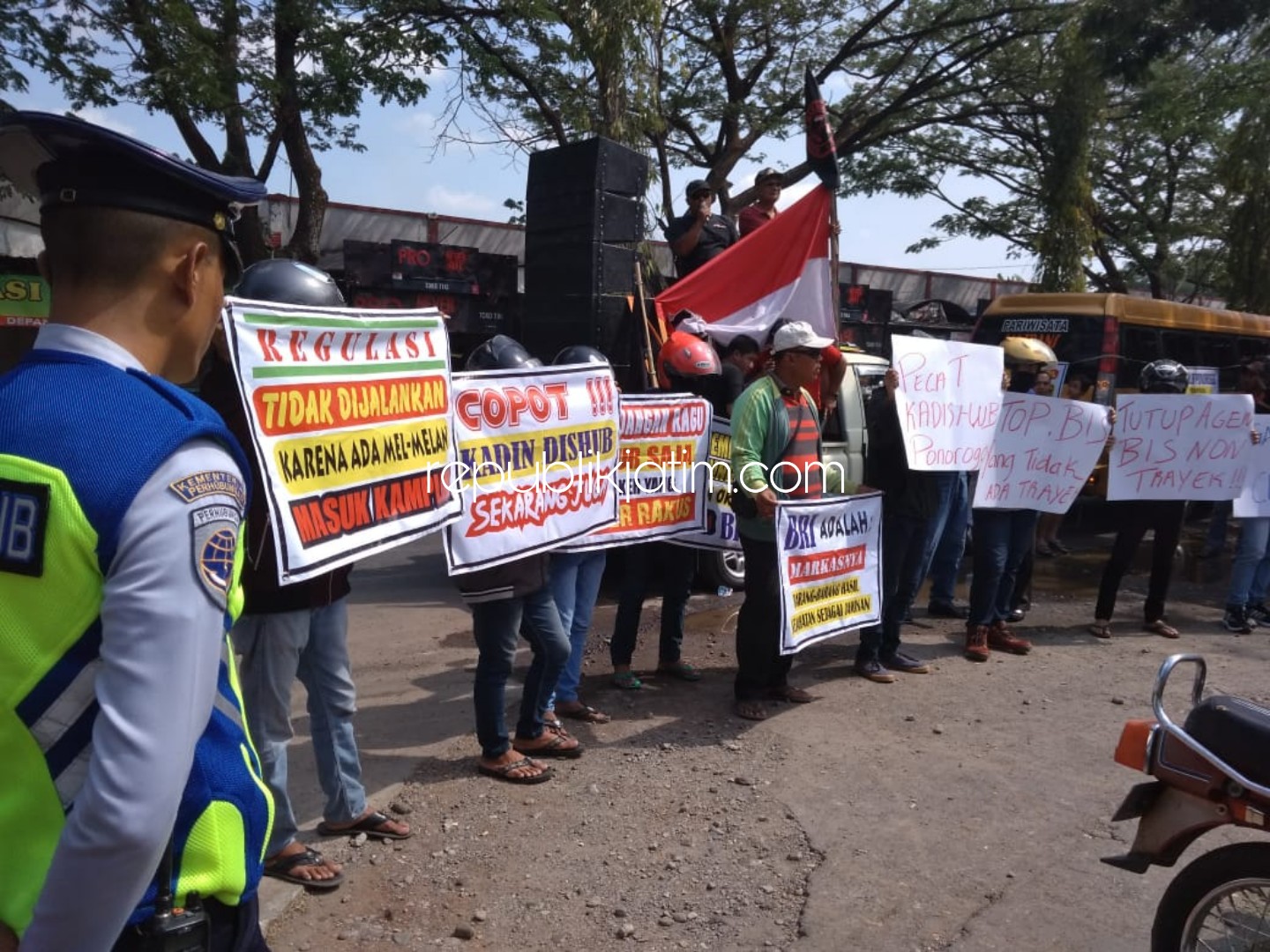 DEMO - Sejumlah aktivis demo di Terminal Seloaji dan Kantor Dishub Ponorogo mendesak penertiban bus siluman tanpa trayek, Senin (02/12/2019). 