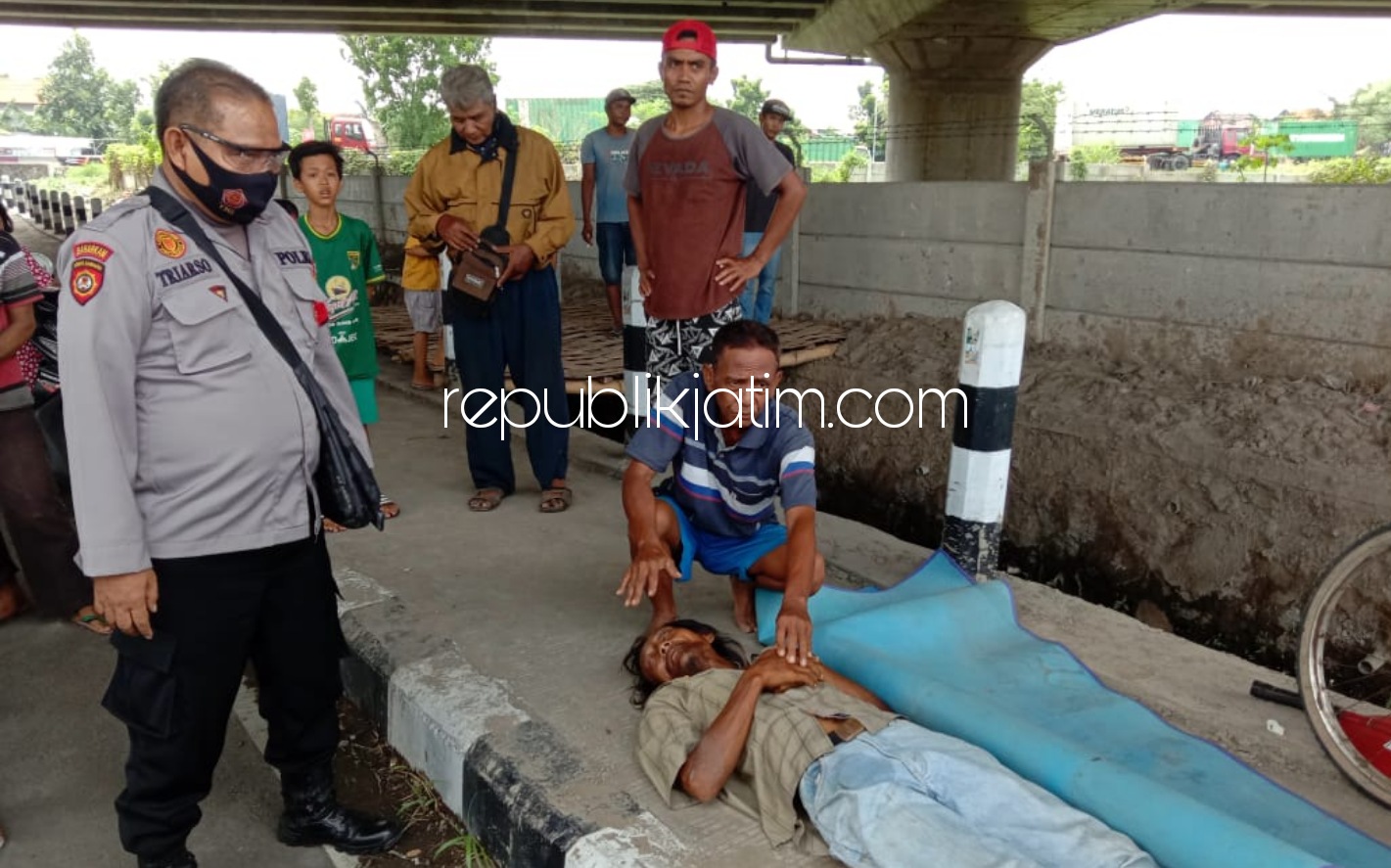 EVAKUASI - Petugas mengevakuasi jenazah Simian (60) warga Desa Janti, Kecamatan Tulangan yang tewas mendadak di Fly Over Arteri Porong ke rumah sakit Pusdik Gasum Porong, Kamis (03/12/2020).