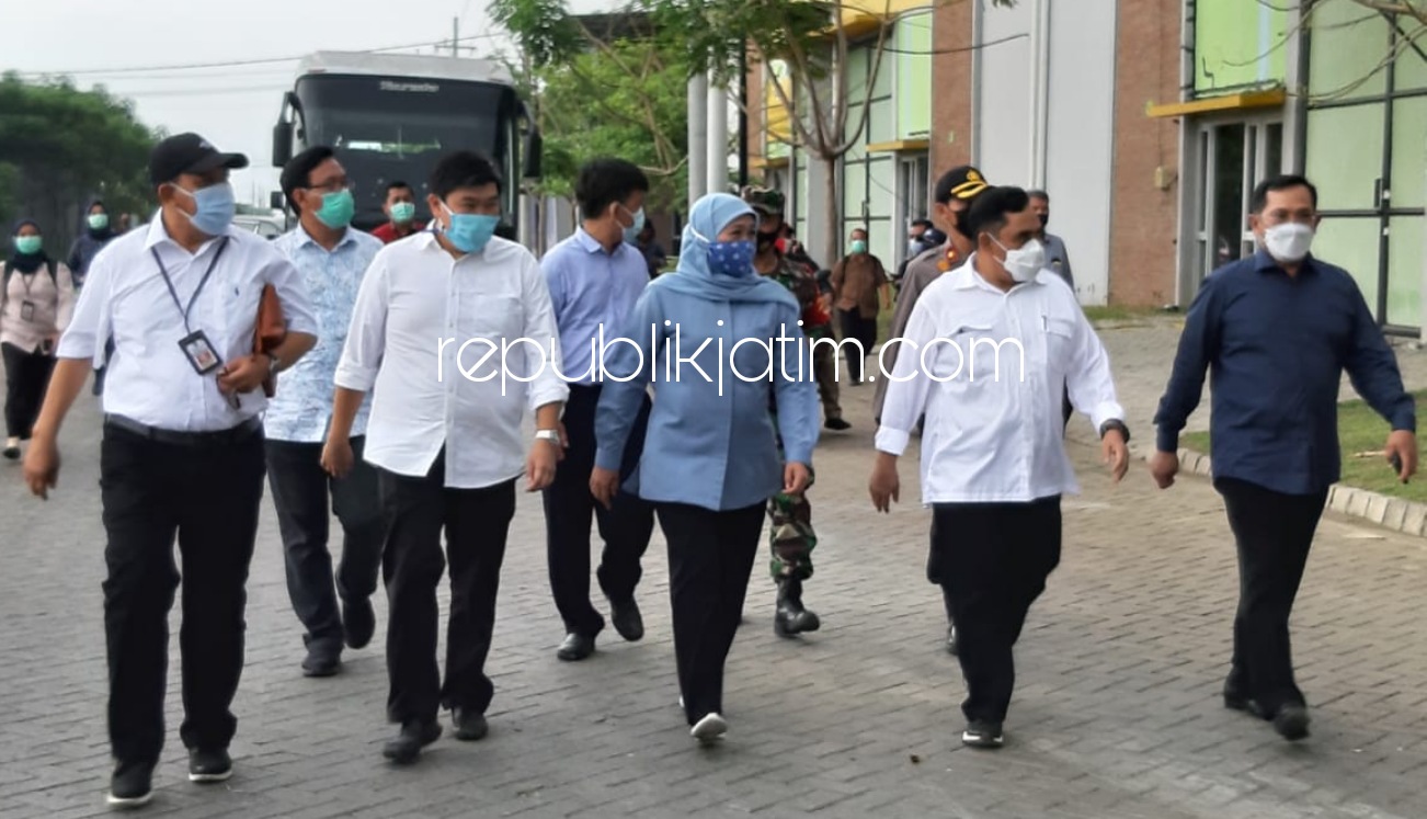 KUNJUNGAN - Gubernur Jatim, Khofifah Indar Parawansa didampingi Pj Bupati Sidoarjo, Hudiyono saat mengunjungi lokasi Kawasan Industri Halal (KIH) Jatim di Safe N Lock Eco Industrial Park, Sidoarjo, Minggu (29/11/2020) kemarin.