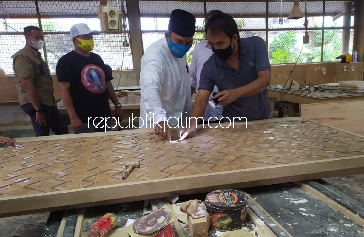 PROSES - Cabup Sidoarjo 2020, BHS melihat satu per satu proses produksi perusahaan furniture ekspor Amerika didampingi Direktur PT Romi Violeta, Jhonson Tumbelaka sekaligus menyapa ratusan karyawan pabrik, Jumat (04/12/2020) sore.