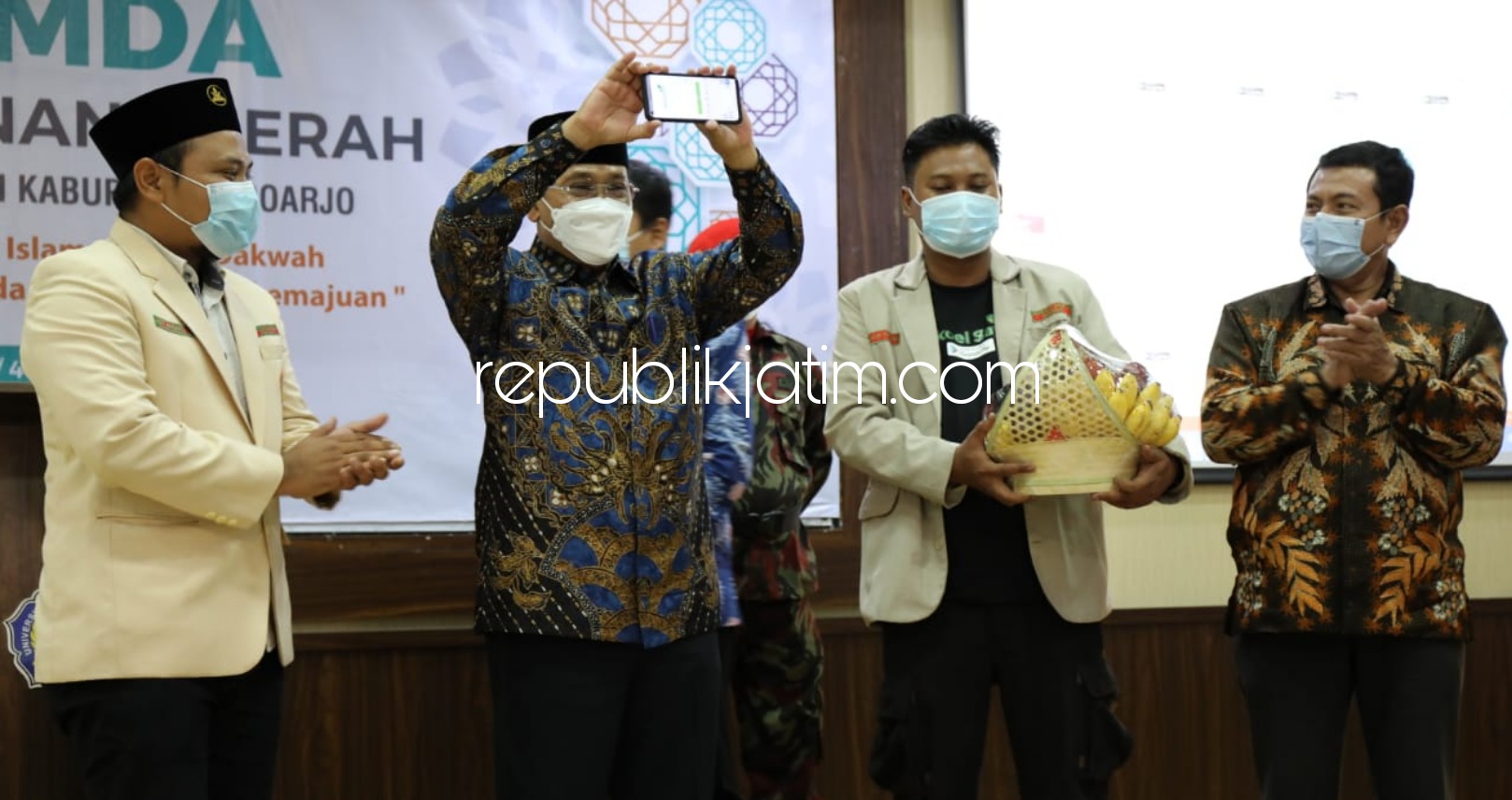 BUKA - Pj Bupati Sidoarjo, Hudiyono membuka acara Rapat Pimpinan Daerah (Rapimda) Pemuda Muhammadiyah di Aula Mas Mansur Universitas Muhammadiyah Sidoarjo (Umsida), Jumat (04/12/2020). 