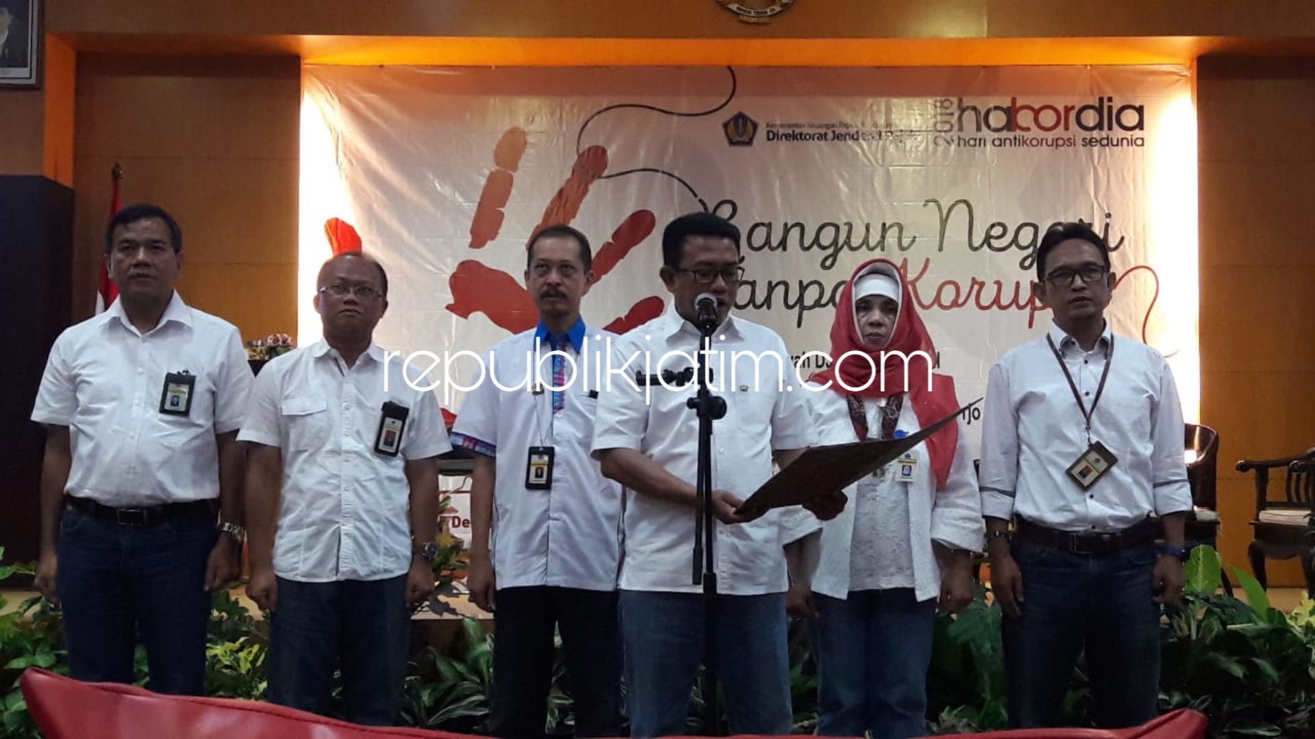 DEKLARASI - Kepala Kanwil DJP Jatim II, Neilmaldrin Noor memimpin deklarasi anti korupsi yang diikuti seluruh staf dan jajaran pegawai pajak, Rabu (05/12/2018).