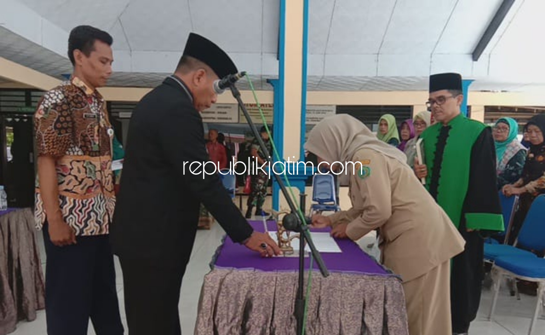 DILANTIK - Kepala Desa Jerukgamping, Kecamatan Krian, Sidoarjo, Moch Lubis Heryono melantik Kasun Jeruk, Hedi Ati Fauziah di kantor Balai Desa setempat, Kamis (05/12/2019).