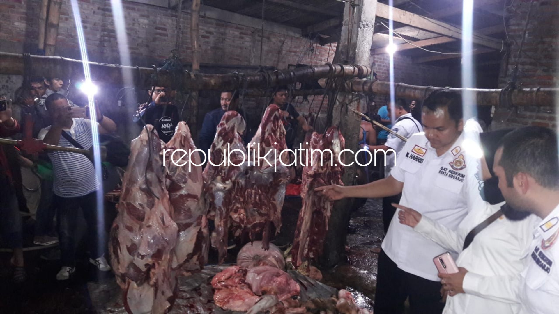 RAZIA - Tim Satgas Pangan Polresta Sidoarjo dan Dinas Pertanian dan Peternakan Pemkab Sidoarjo menggelar operasi RPH milik H Jai di Dusun Klagen, Desa Tropodo, Kecamatan Krian, Sidoarjo, Rabu (05/12/2018) malam.