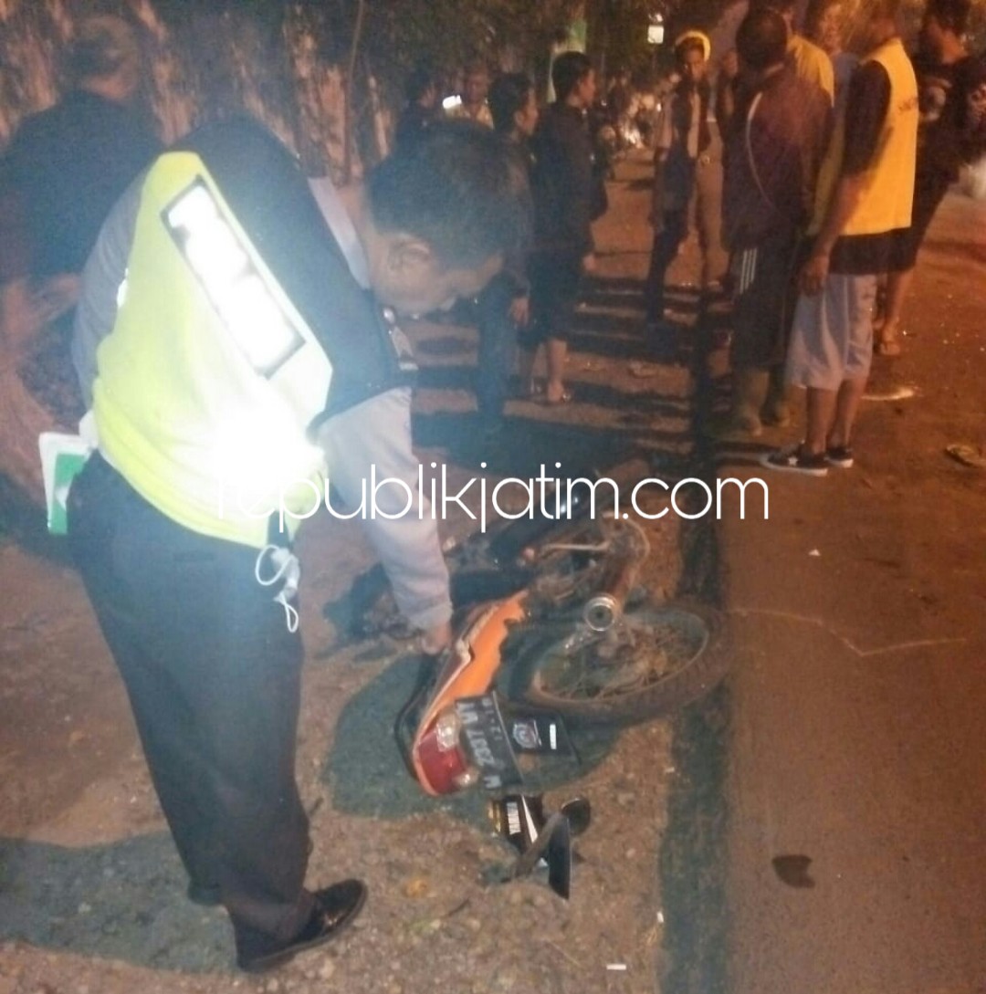 TABRAKAN - Pengendara motor Yamaha Vega bernopol W 2337 WY, Nur Syamsudin (49) warga Desa Sidomojo Kecamatan Krian, Sidoarjo tewas usai motornya bertabrakan dengan motor GL Pro di JL Raya Tambakkemeraan, Kecamatan Krian, Kamis (06/12/2018) dini hari.