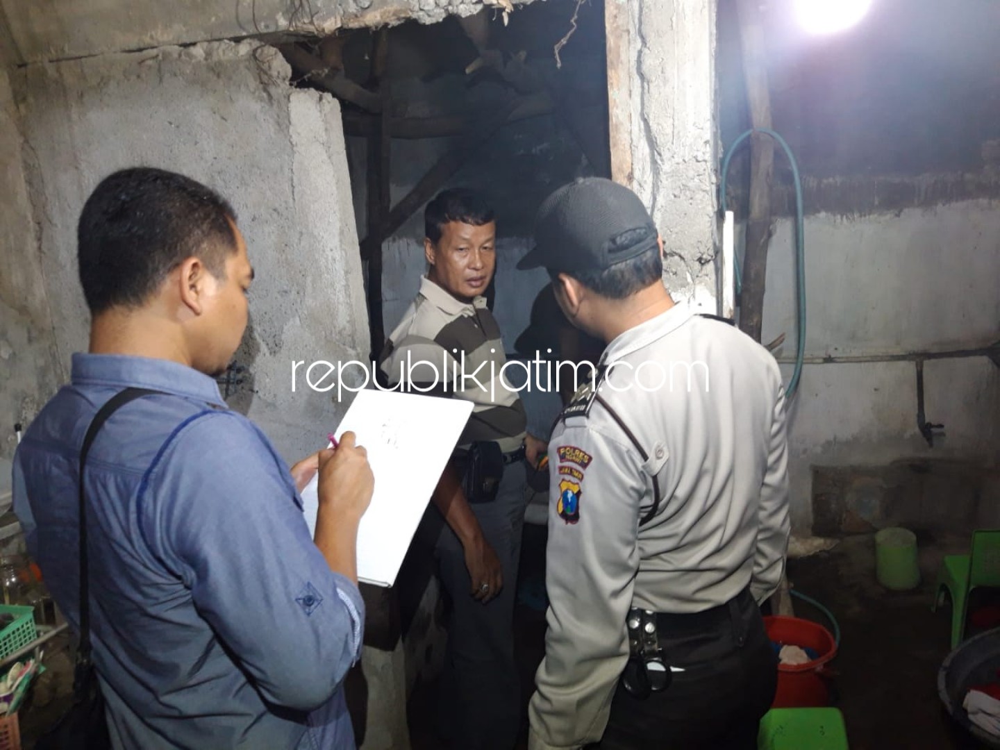 EVAKUASI - Sejumlah anggota Polres Ngawi berusaha mengevakuasi jenazah korban gantung diri, Hari Iriyanto (65) warga Desa Karangasri, Kecamatan/Kabupaten Ngawi, Kamis (06/12/2018).