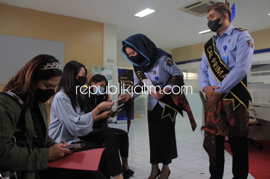 KUALIFIKASI - Peringatan Hari HAM 2021 menjadi ajang meningkatkan kualitas pelayanan publik pada seluruh jajaran Kanwil Kemenkumham Jatim karena ada 53 dari 63 UPT jajaran yang dinyatakan melaksanakan Pelayanan Publik Berbasis HAM, Senin (06/12/2021).