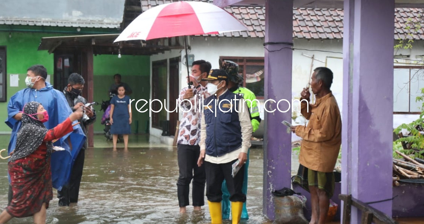BANJIR - Pj Bupati Sidoarjo, Hudiyono menggelar sidak ke Desa Banjarasri dan Desa Kedungbanteng, Kecamatan Tanggulangi, Sidoarjo yang sudah tahunan menjadi langganan banjir, Sabtu (05/12/2020) sore.