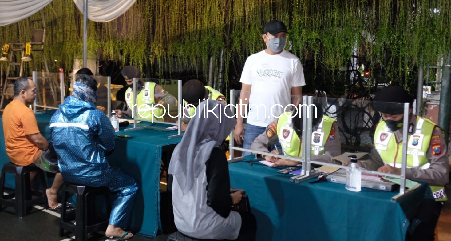 RAZIA MASKER - Petugas gabungan Polresta, Kodim 0816 dan Satpol PP Pemkab Sidoarjo menggelar razia masker di JL Raya Janti, Kecamatan Waru, Sidoarjo, Sabtu (05/12/2020) malam.