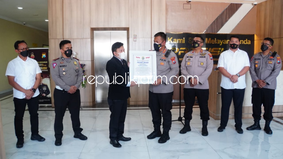 PRESISI - Penganugerahan Presisi Award 2021 diserahkan Direktur Eksekutif Lemkapi Edi Saputra Hasibuan kepada Kapolresta Sidoarjo Kombes Pol Kusumo Wahyu Bintoro di Polresta Sidoarjo, Selasa (07/12/2021).