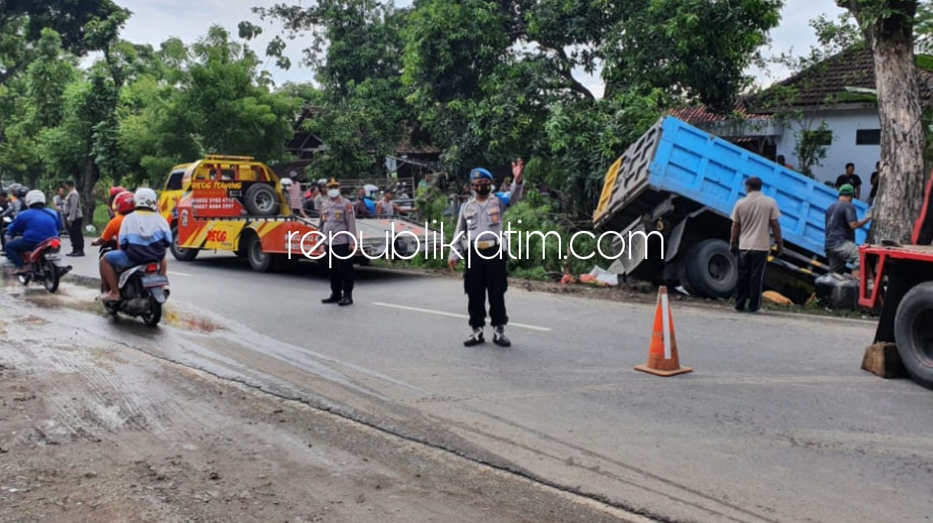 LAKA - Petugas mengevakuasi truk yang mengalami kecelakaan TKP JL Raya Sumoroto - Wonogiri, Desa Somoroto, Kecamatam Kauman, Ponorogo, Senin (07/12/2020).