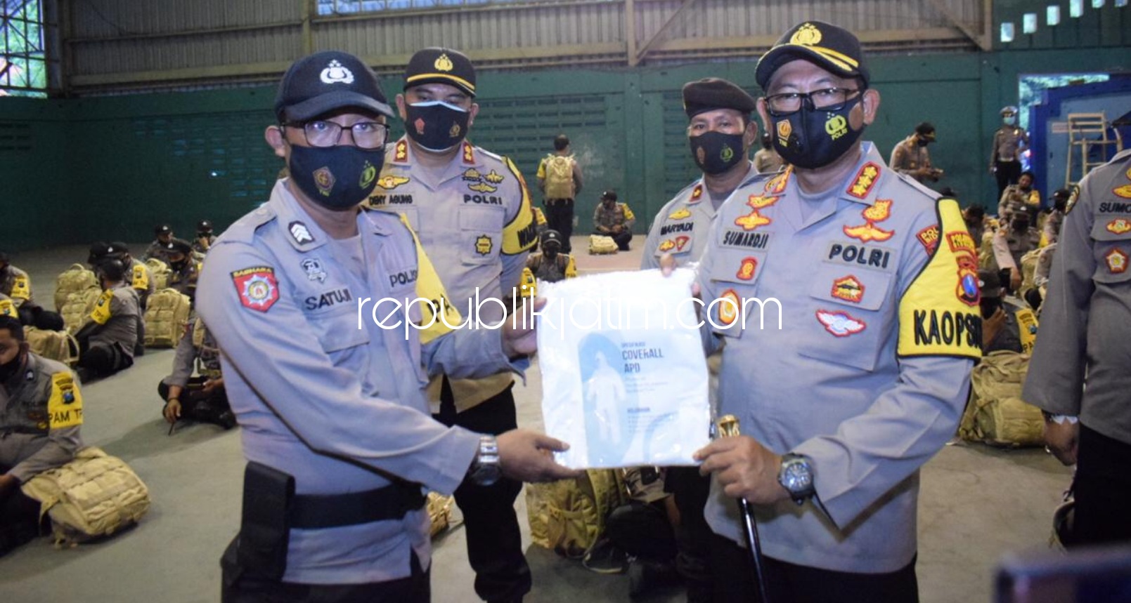 DIBEKALI - Sebanyak 715 personel Polresta Sidoarjo mendapatkan bekal Alat Pelindung Diri (APD) untuk pengamanan Pilkada Sidoarjo di TPS yang dibagikan Kapolresta Sidoarjo, Kombes Pol Sumardji di Lapangan Tenis GOR Sidoarjo, Senin (07/12/2020).