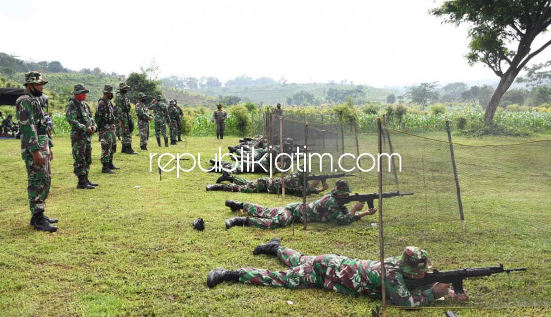 LATIHAN - Para prajurit Kodim 0802 Ponorogo saat latihan menembak di lapangan tembak di Desa Tajuk, Kecamatan Siman, Ponorogo, Selasa (07/12/2021).