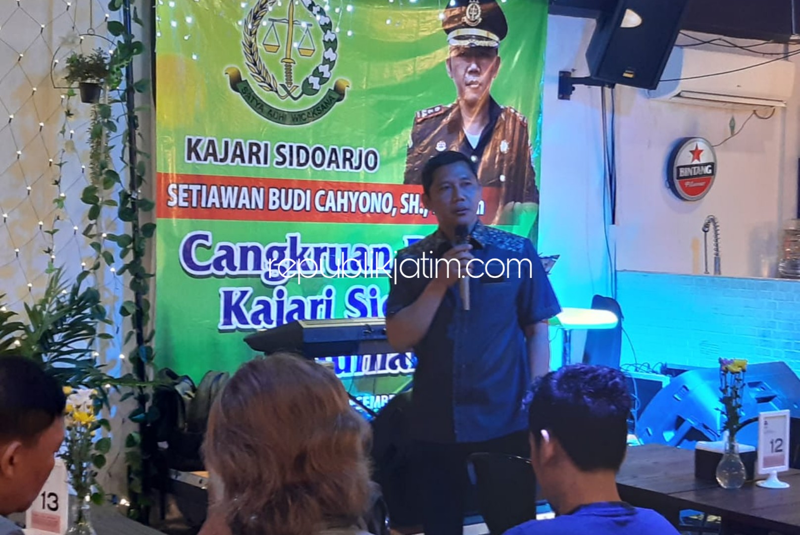 SAMBUTAN - Kepala Kejari Sidoarjo, Setiawan Budi Cahyono menyampaikan keinginannya bersinergi dengan puluhan wartawan Sidoarjo di Jons Cafe, Ciwalk, Sidoarjo, Kamis (05/12/2019) malam.