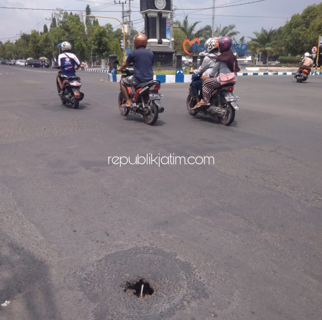 BERLUBANG - Kondisi jalan di tengah Kota Ponorogo yang berlubang tepat di perempatan alun-alun di ruas jalur barat, Minggu (08/12/2019).