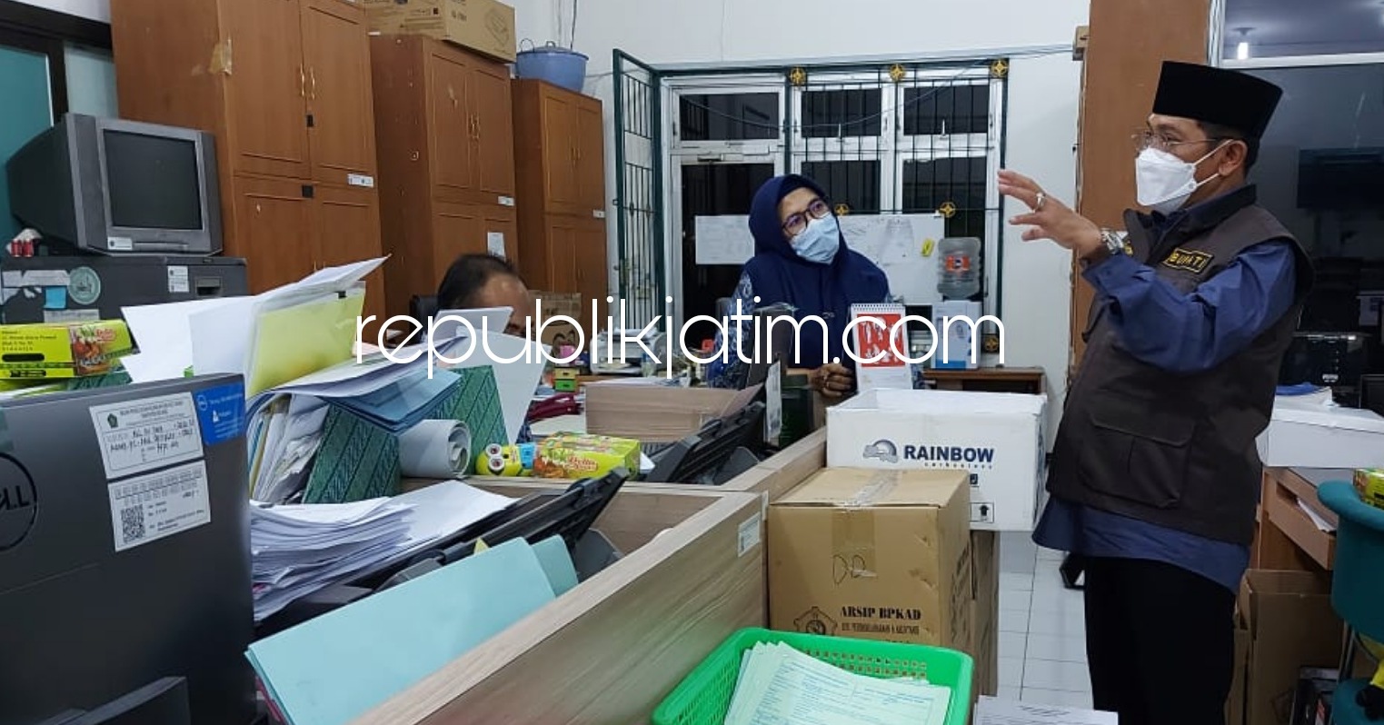 MOTIVASI - Pj Bupati Sidoarjo, Hudiyono memotivasi pegawai Badan Pengelolaan Keuangan Aset Daerah (BPKAD) Pemkab Sidoarjo yang lembur setiap hari di akhir masa tahun, Selasa (08/12/2020) malam.