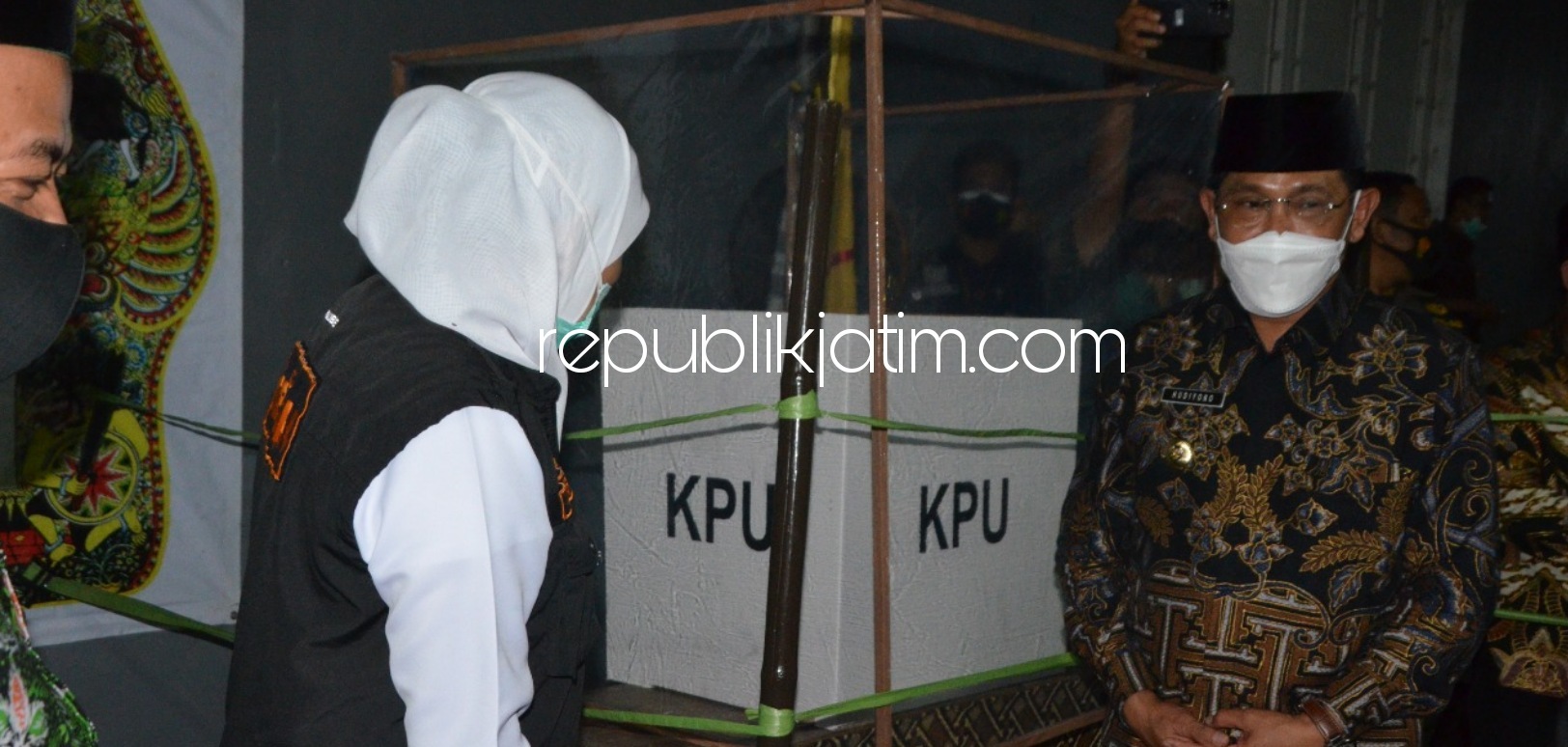 CEK TPS - Gubernur Jatim, Khofifah Indar Parawansa dan Pj Bupati SidoarjoN Hudiyono mengecek TPS di Kelurahan Magersari, Kecamatan Sidoarjo, Selasa (07/12/2020) malam.