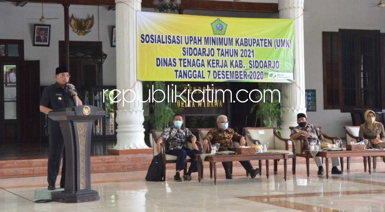 SOSIALISASI - Pj Bupati Sidoarjo, Hudiyono memberikan paparan sosialisasi UMK Sidoarjo Tahun 2021 bersama sekitar 300 perwakilan perusahaan, Senin (07/12/2020). 