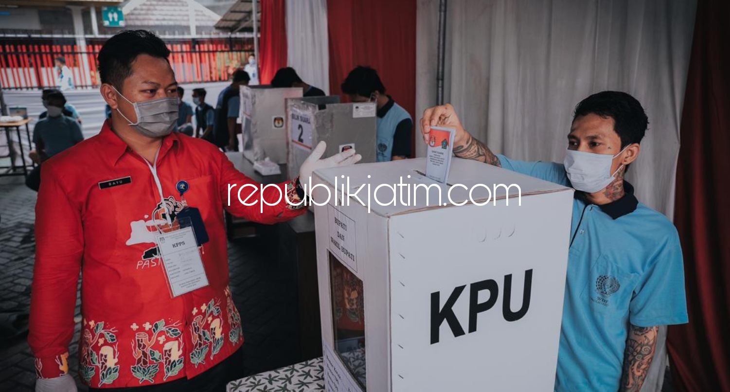 NYOBLOS - Sebanyak 501 Warga Binaan Pemasyarakatan (WBP) Lapas Kelas II A Sidoarjo menggunakan hak pilihnya dalam Pilkada Sidoarjo, Rabu (09/12/2020).