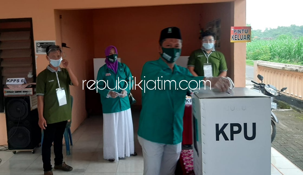 NYOBLOS - Anggota Fraksi PKB DPRD Sidoarjo, Iswahyudi dan istrinya Suhartini saat menggunakan hak pilihnya di TPS 03, Desa Wonoplintahan, Kecamatan Prambon, Sidoarjo, Rabu (09/12/2020).