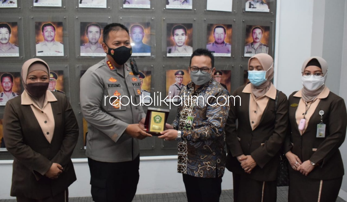 APRESIASI - Direktur RSI Siti Hajar dr Hidayatullah didampingi jajaran direksi mengapresiasi akselerasi vaksinasi yang dilakukan Kapolresta Sidoarjo Kombes Pol Kusumo Wahyu Bintoro beserta seluruh jajarannya di Polresta Sidoarjo, Kamis (09/12/2021).