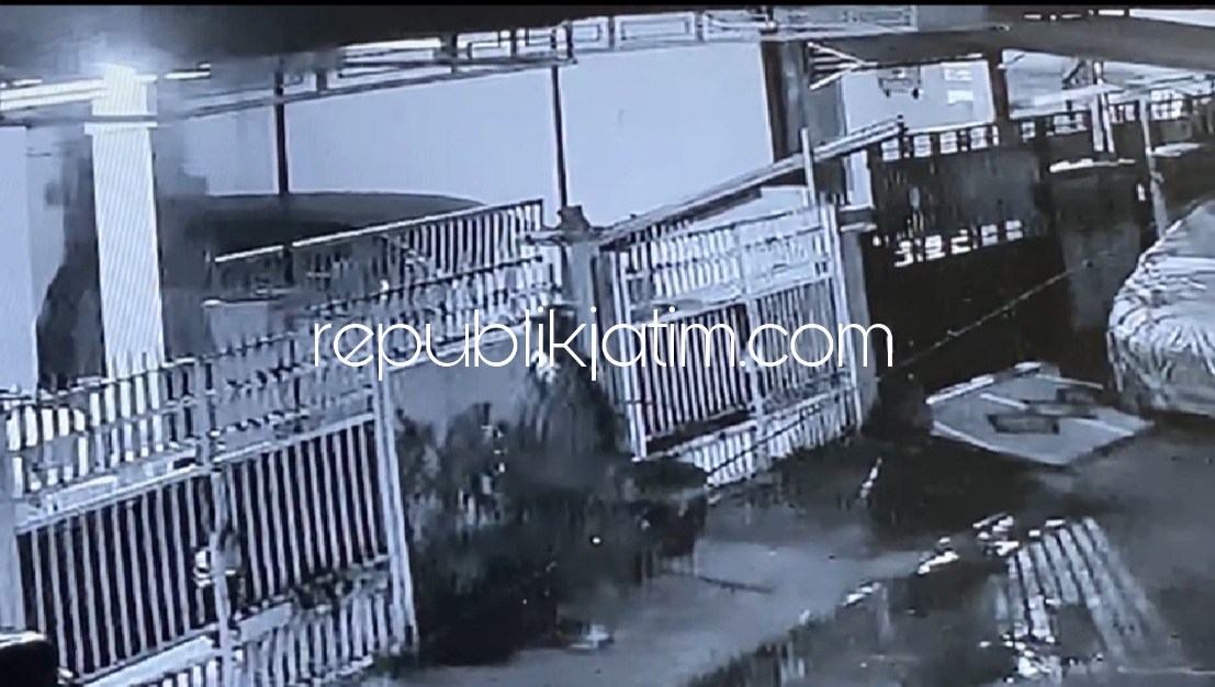 TEREKAM - Aksi pencurian sepeda balap dan sepeda gunung yang terjadi di Perumahan Surya Asri Desa Sidokepung, Kecamatan Buduran, Sidoarjo terekam CCTV dan pelaku berhasil menggondol 3 sepeda dalam semalam, Kamis (09/12/2021) dini hari. 