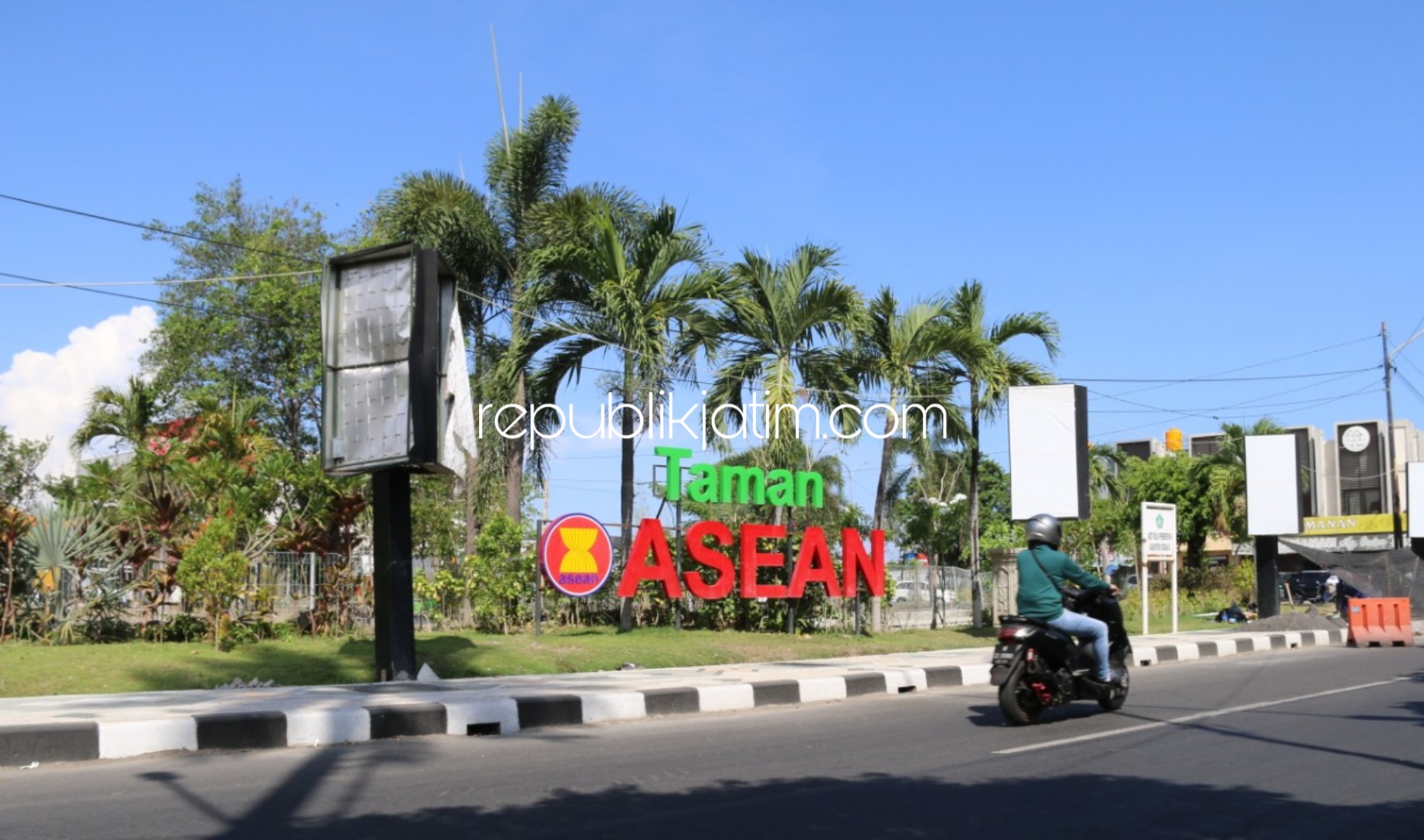 TAMAN ASEAN - Taman ASEAN yang ada di JL Raya Pagerwojo, Kecamatan Buduran, Sidoarjo ini bakal dicarikan lahan alternatif untuk dipermak menjadi Taman Asean yang dilengkapi berbagai simbol dan fasilitas umum, Senin (09/12/2019).