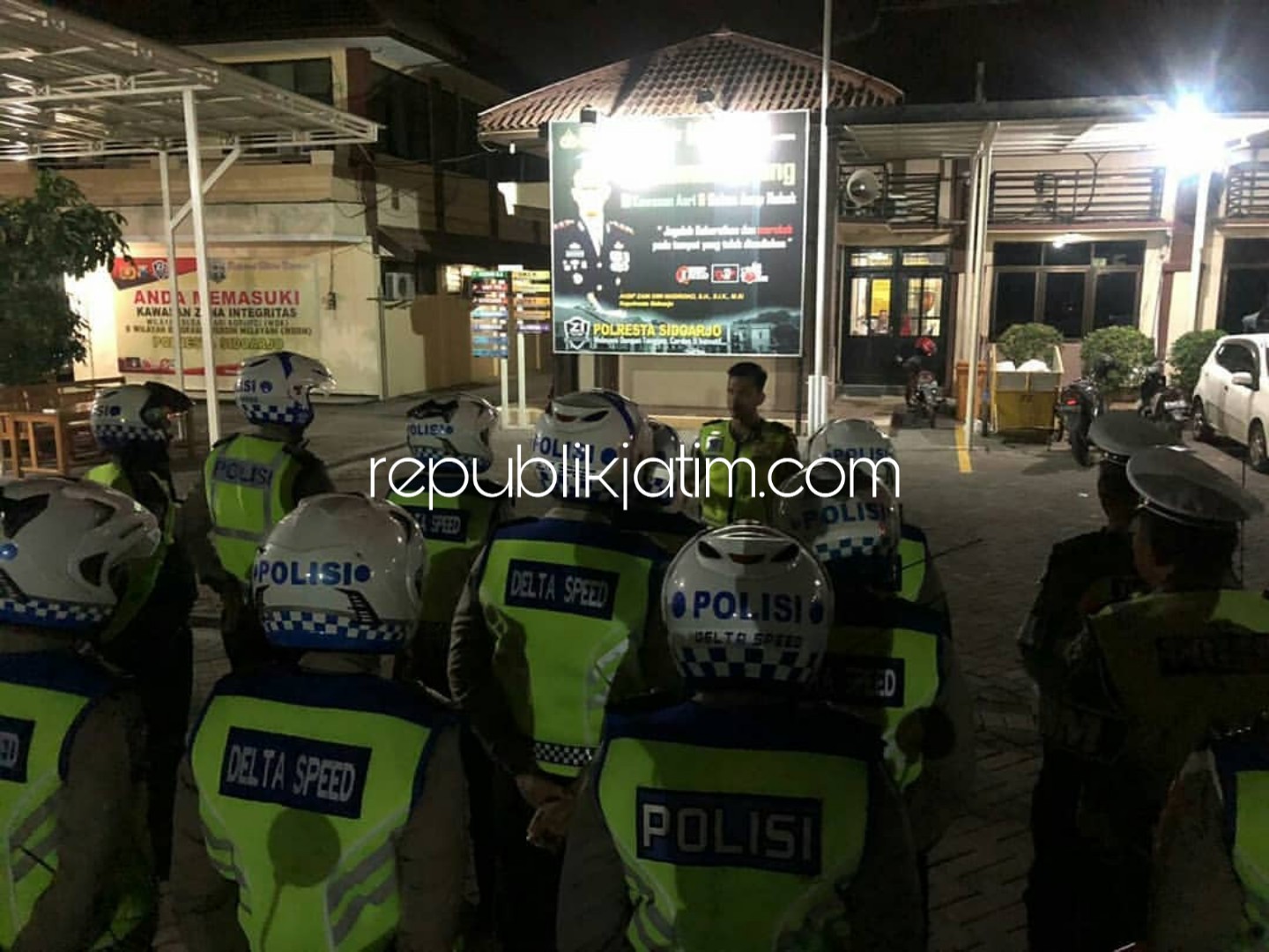 PATROLI - Puluhan anggota Satuan Lantas Polresta Sidoarjo siap berpatroli balap liar di sejumlah lokasi di Sidoarjo, Sabtu (08/12/2018) malam.