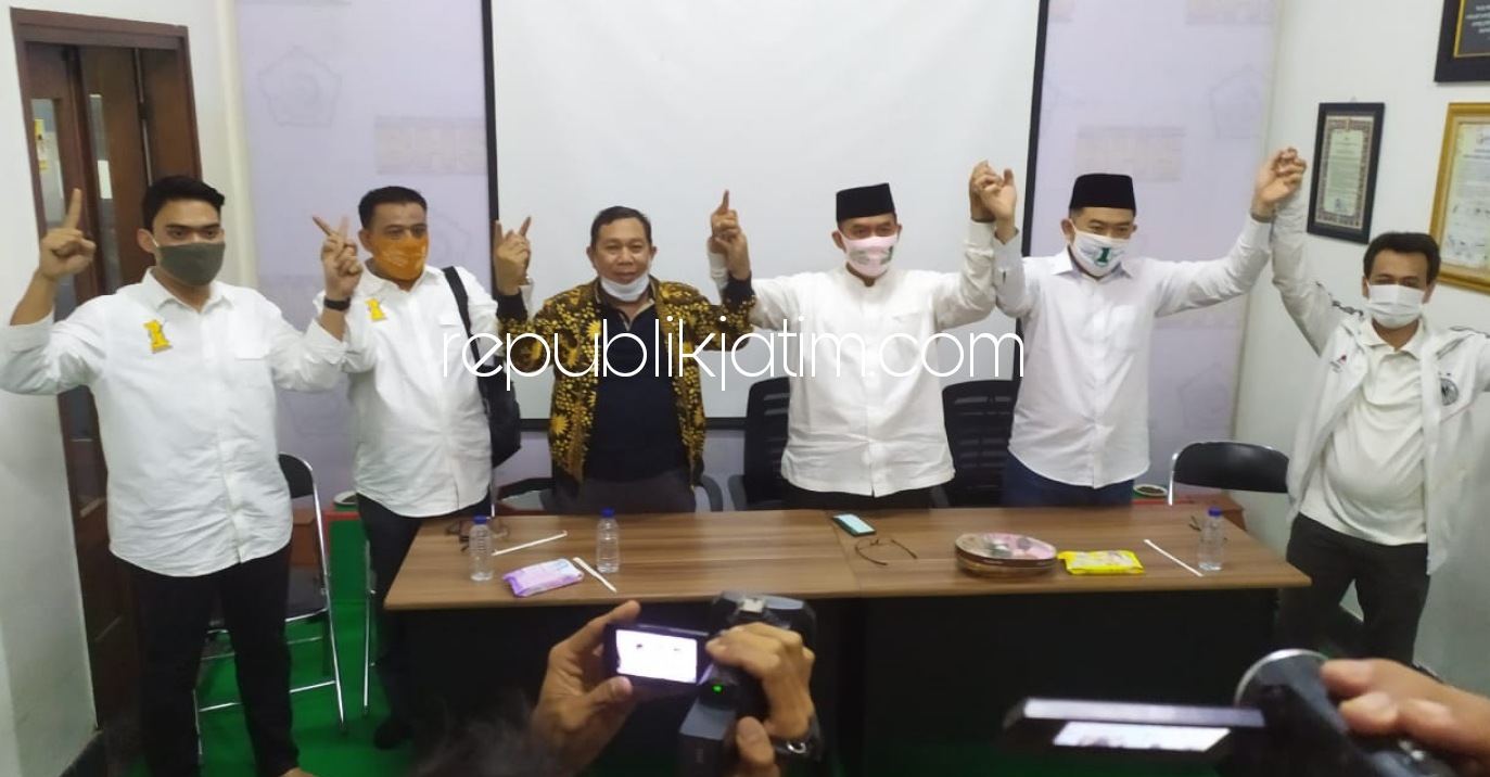 KOMPAK - Paslon BHS - Taufiq didampingi para ketua partai pengusung menyampaikan klaim kemenangannya atas paslon bupati dan wakil bupati Sidoarjo lainnya dalam Pilkada Sidoarjo di Media Center BHS, Rabu (09/12/2020) malam.
