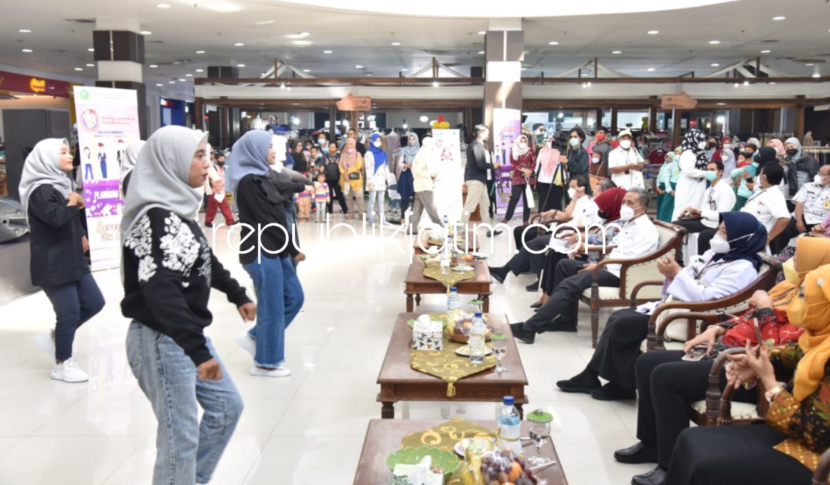 GenRe - Sebanyak enam pasang pelajar sekolah terpilih dalam Grand Final pemilihan Duta GenRe Kabupaten Sidoarjo Tahun 2021 di atrium mall Lippo Plaza Sidoarjo, Rabu (08/12/2021).