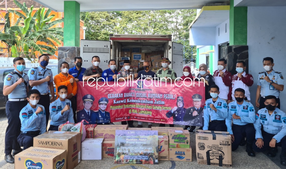 BANTUAN - Gerakan solidaritas korban erupsi Semeru ditunjukkan Kanwil Kemenkumham Jatim dan jajarannya. melalui program Kumham Peduli Erupsi Semeru, korps baju biru langit itu mengirimkan satu truk bantuan ke para korban bencana, Jumat (10/12/2021).