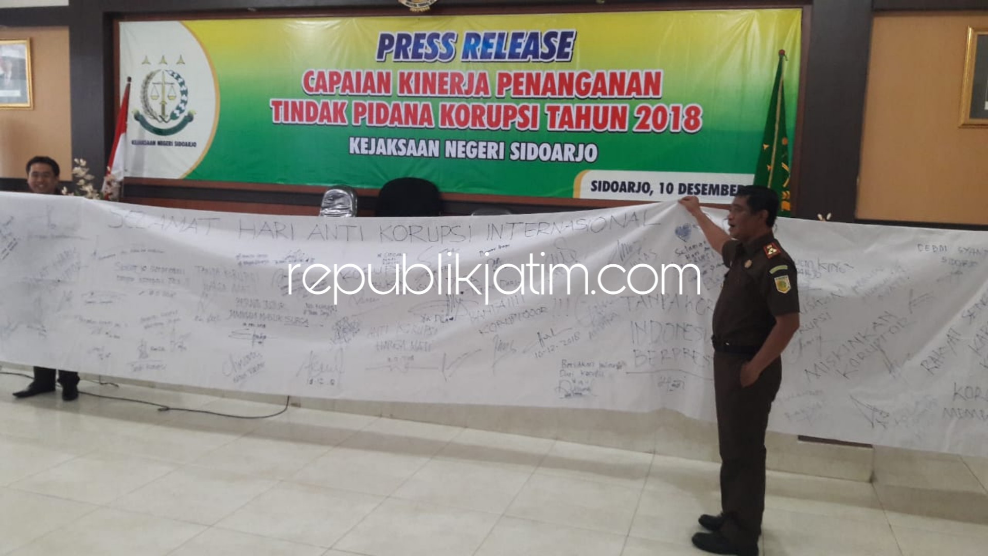 DUKUNGAN - Kepala Kejari Sidoarjo, Budi Handaka mengapresiasi dukungan semua pihak yang menandatangani dukungan pemberantasan korupsi di Sidoarjo, Senin (10/12/2018).