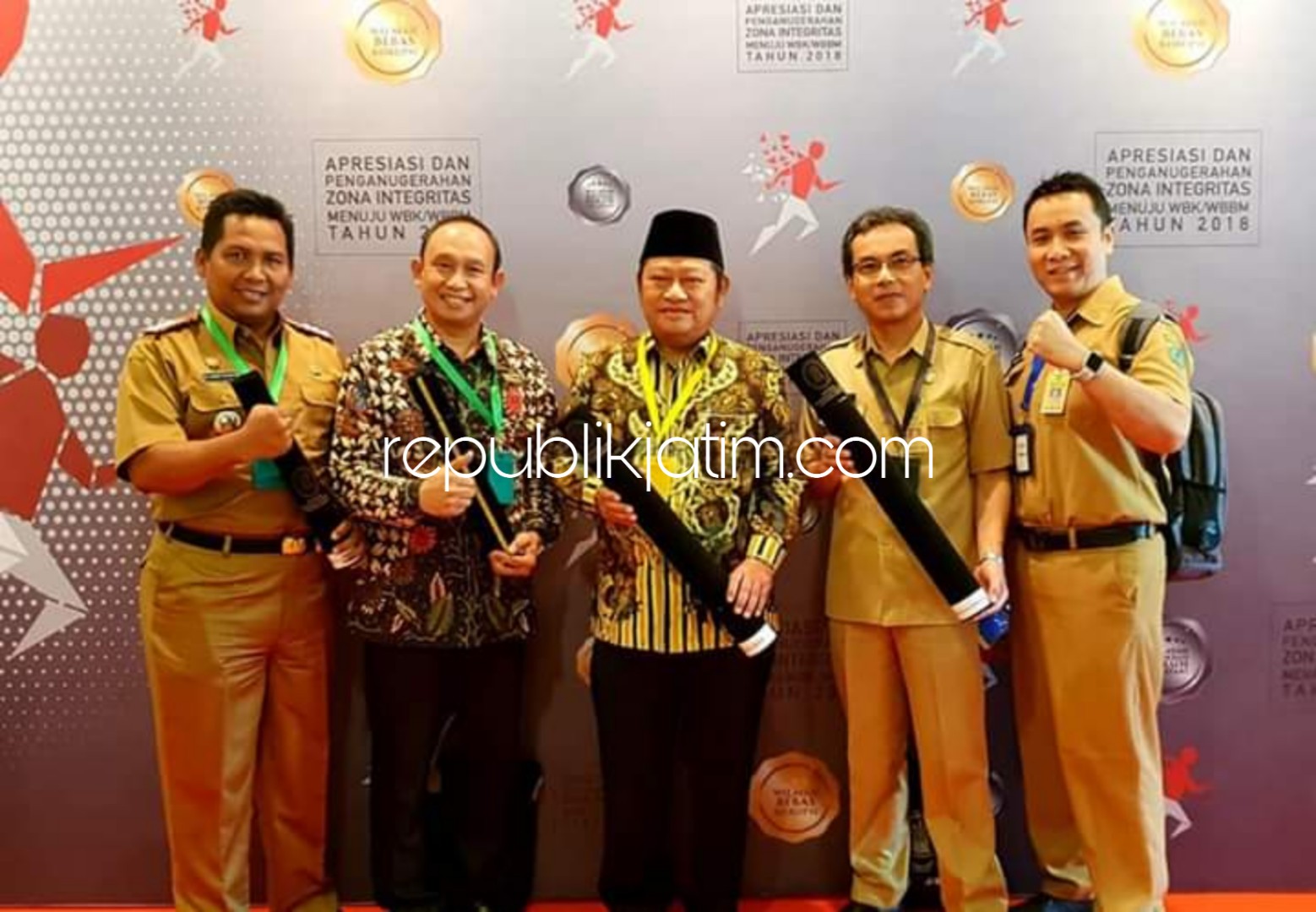 RAIH PENGHARGAAN - Bupati Sidoarjo, Saiful Ilah bersama Direktur RSUD Sidoarjo dan Camat Sukodono meraih penghargaan ZI-WBK dari Menpan RB, Syafruddin di Hotel Sultan, Jakarta, Senin, (10/12/2018).