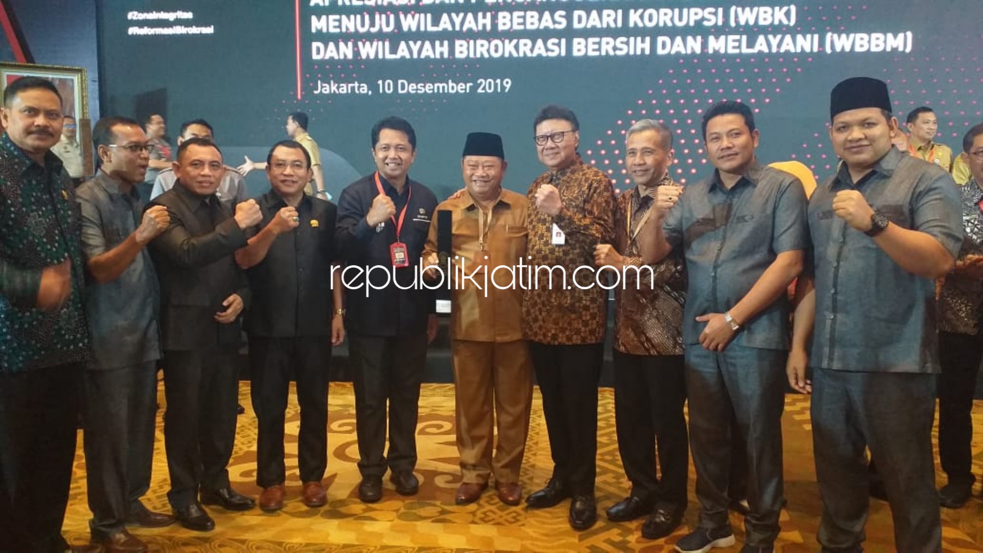 PENGHARGAAN - DPMPTSP Pemkab Sidoarjo meraih penghargaan Zona Integritas Wilayah Bebas Korupsi (WBK) dari Kemenpan RB atas keberhasilan membangunan Zona Integritas pada sistem pelayanan perizinan terpadu melalui Mal Pelayanan Publik, Selasa (10/12/2019).