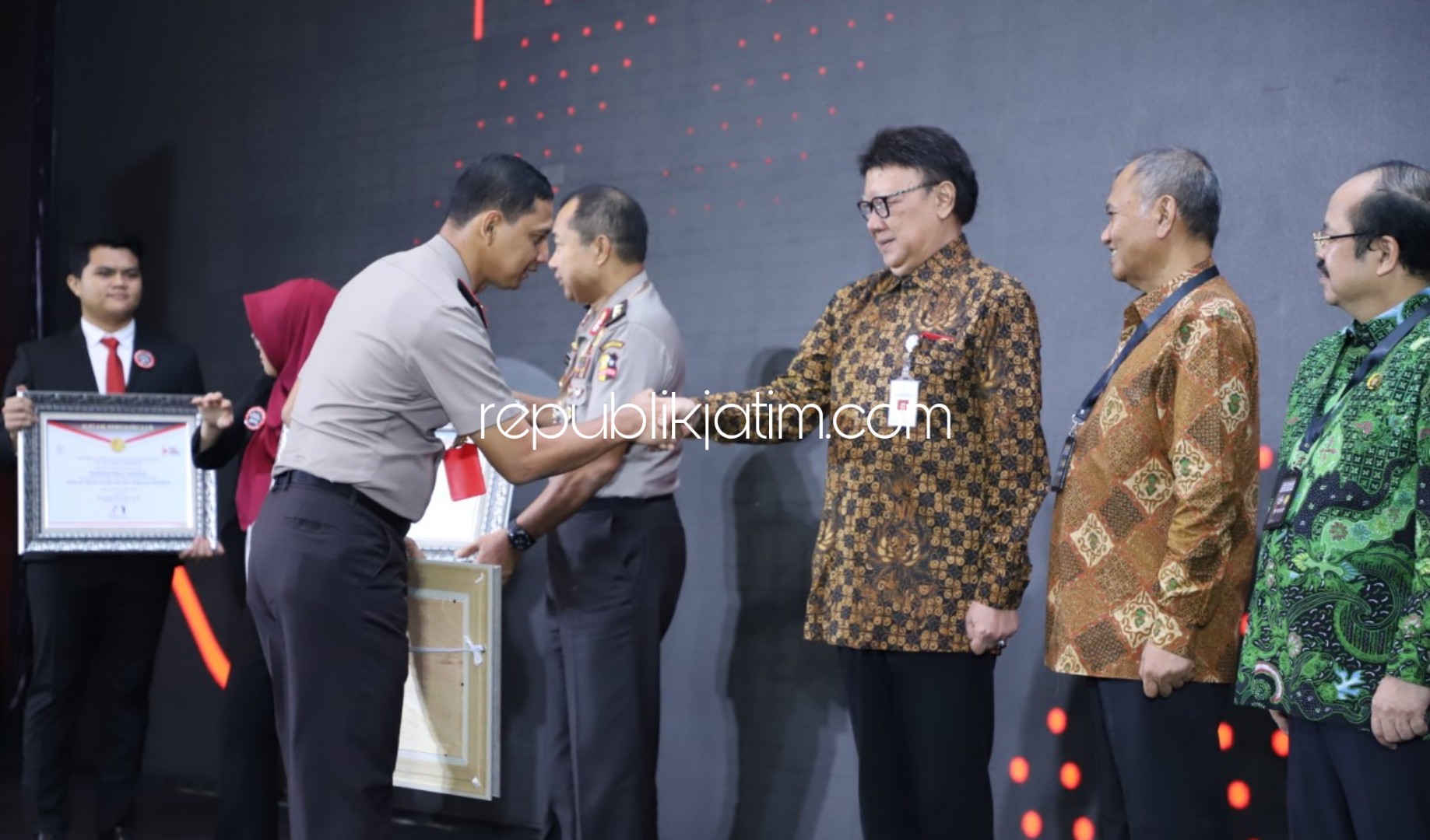 BERTAHAN - Kapolresta Sidoarjo, Kombes Pol Zain Dwi Nugroho menerima penghargaan WBBM dari Menteri PANRB, Tjahjo Kumolo di Jakarta, Selasa (10/12/2019).