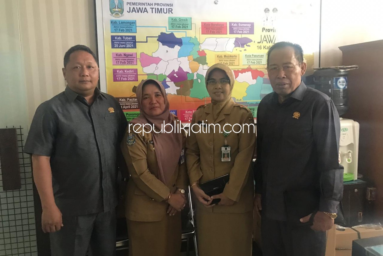 KONSULTASI - Ketua BK DPRD Sidoarjo, M Nizar dan anggotanya, Basor berkonsultasi dengan Kabag Otonomi Daerah, Pemerintahan Propinsi Jatim, Utami beserta stafnya, Senin (09/12/2019).