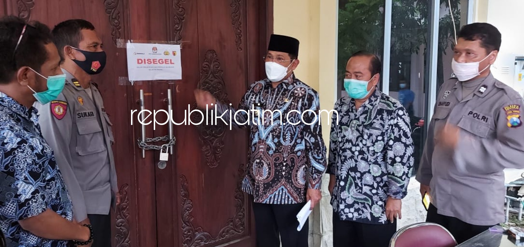SIDAK - Pj Bupati Sidiarjo, Hudiyono memastikan surat suara hasil Pilkada Sidoarjo 2020 tersimpan aman dengan penjagaan ketat di kantor kecamatan seperti di kantor Kecamatan Tanggulangin, Sidoarjo, Kamis (10/12/2020) petang.
