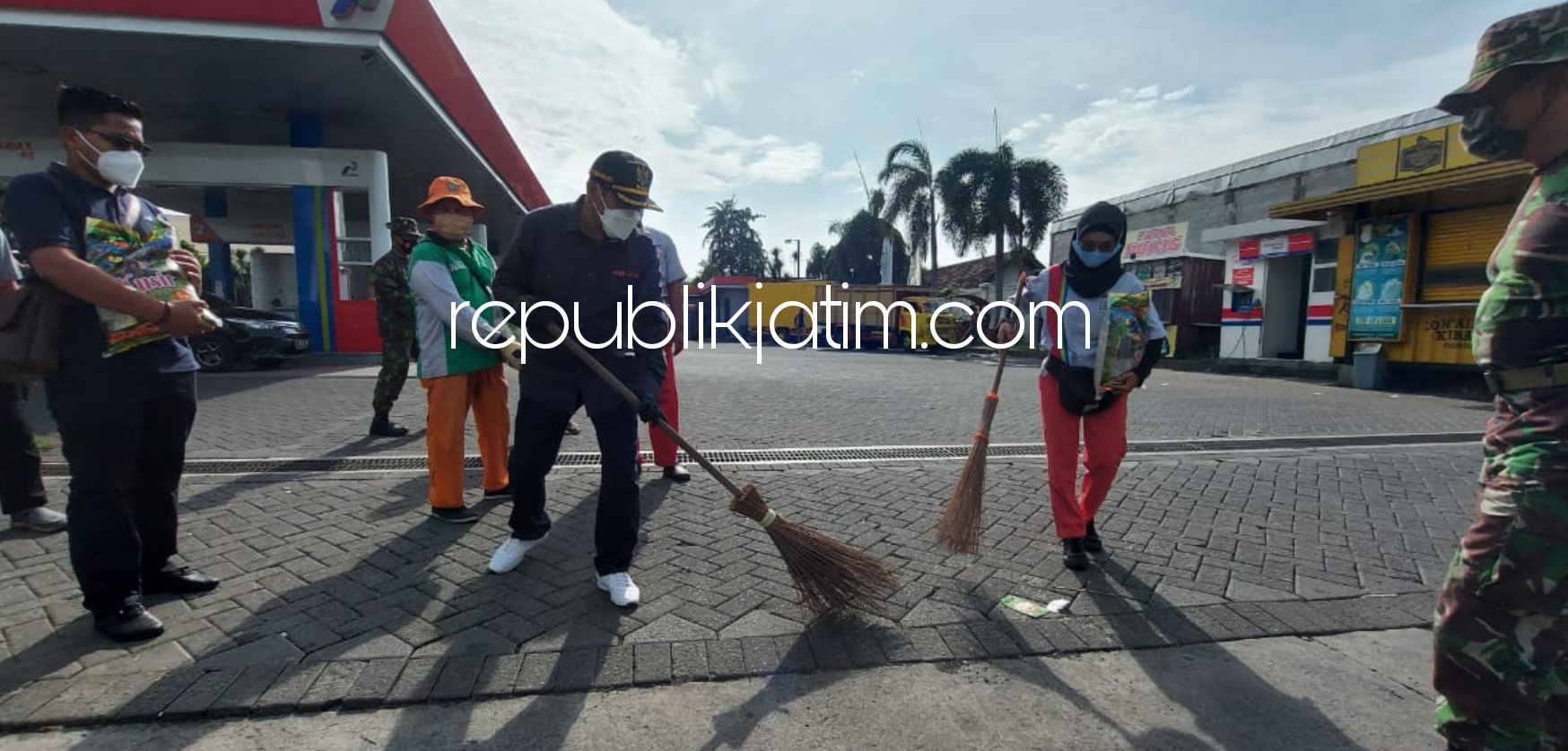 BERSIH- BERSIH - Pj Bupati Sidoarjo, Hudiyono membersihkan sampah di sepanjang jalan Candi - Tanggulangin bersama petugas kebersihan, Jumat (11/12/2020). 