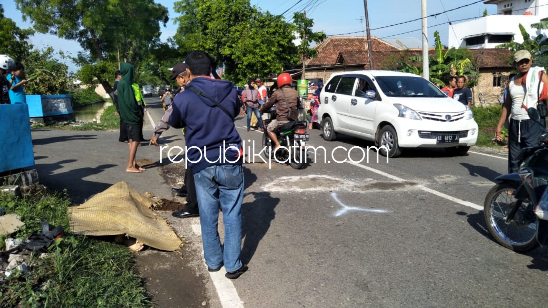 TEWAS - Warga mengevakuasi jenazah Rudi Irawan yang tewas dalam kecelakaan di jalur Ponorogo - Wonogiri, pertigaan Srawungan, Desa Somoroto Kecamatan Kauman, Ponorogo, Selasa (11/12/2018).