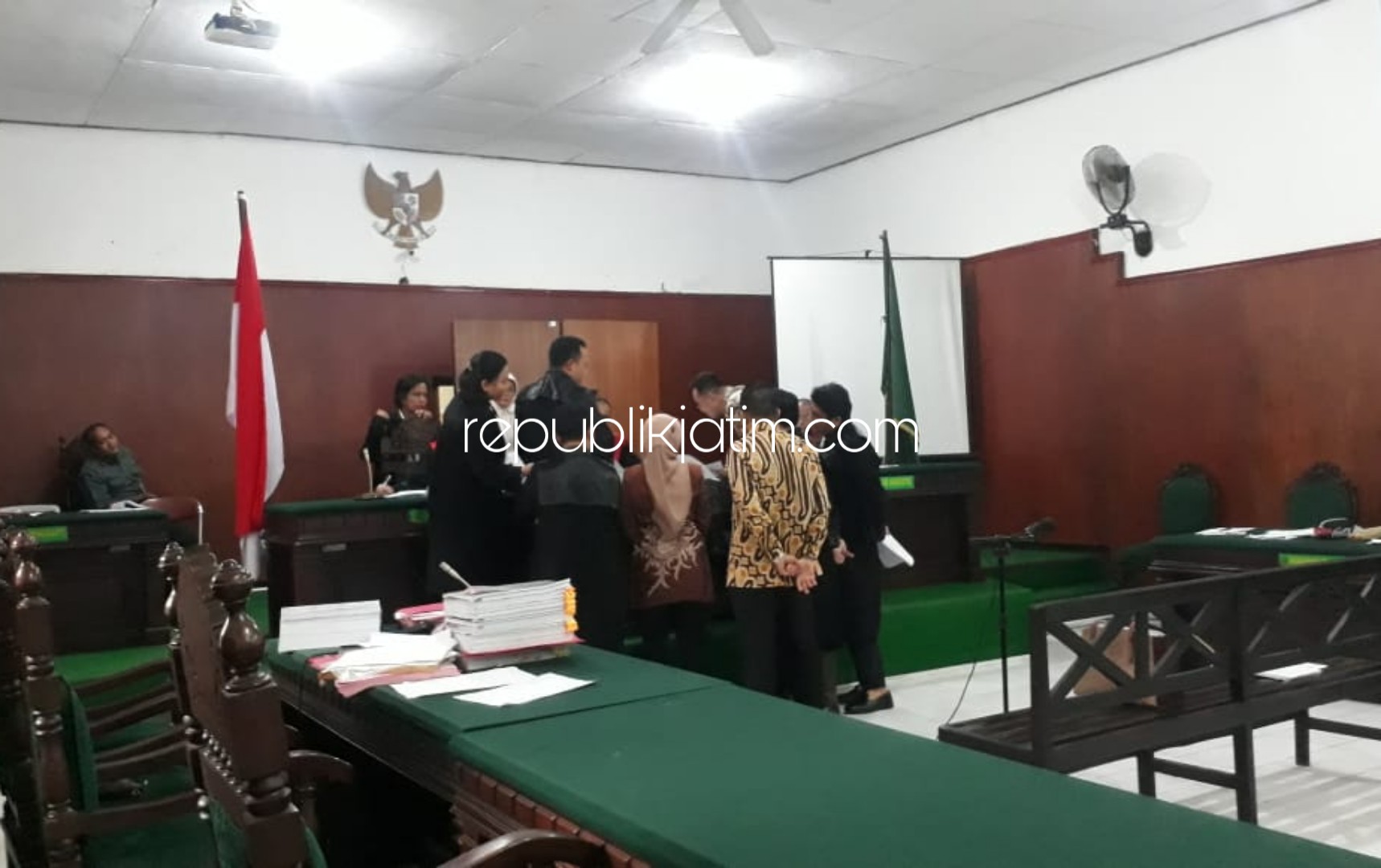 KETERANGAN - Sebanyak 6 saksi sidang penyerobotan tanah Puskopkar Jatim memberikan keterangan sesuai pertanyaan majelis hakim Pengadilan Negeri Sidoarjo, Selasa (10/12/2019) malam.