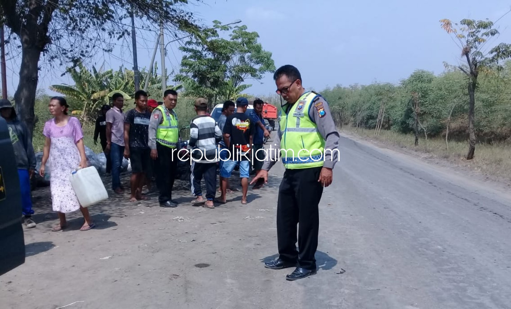 OLAH TKP - Sejumlah petugas Polsek Porong menggelar olah TKP di JL Raya Desa Tambakkalisogo, Kecamatan Jabon, Sidoarjo, Rabu (11/12/2019).