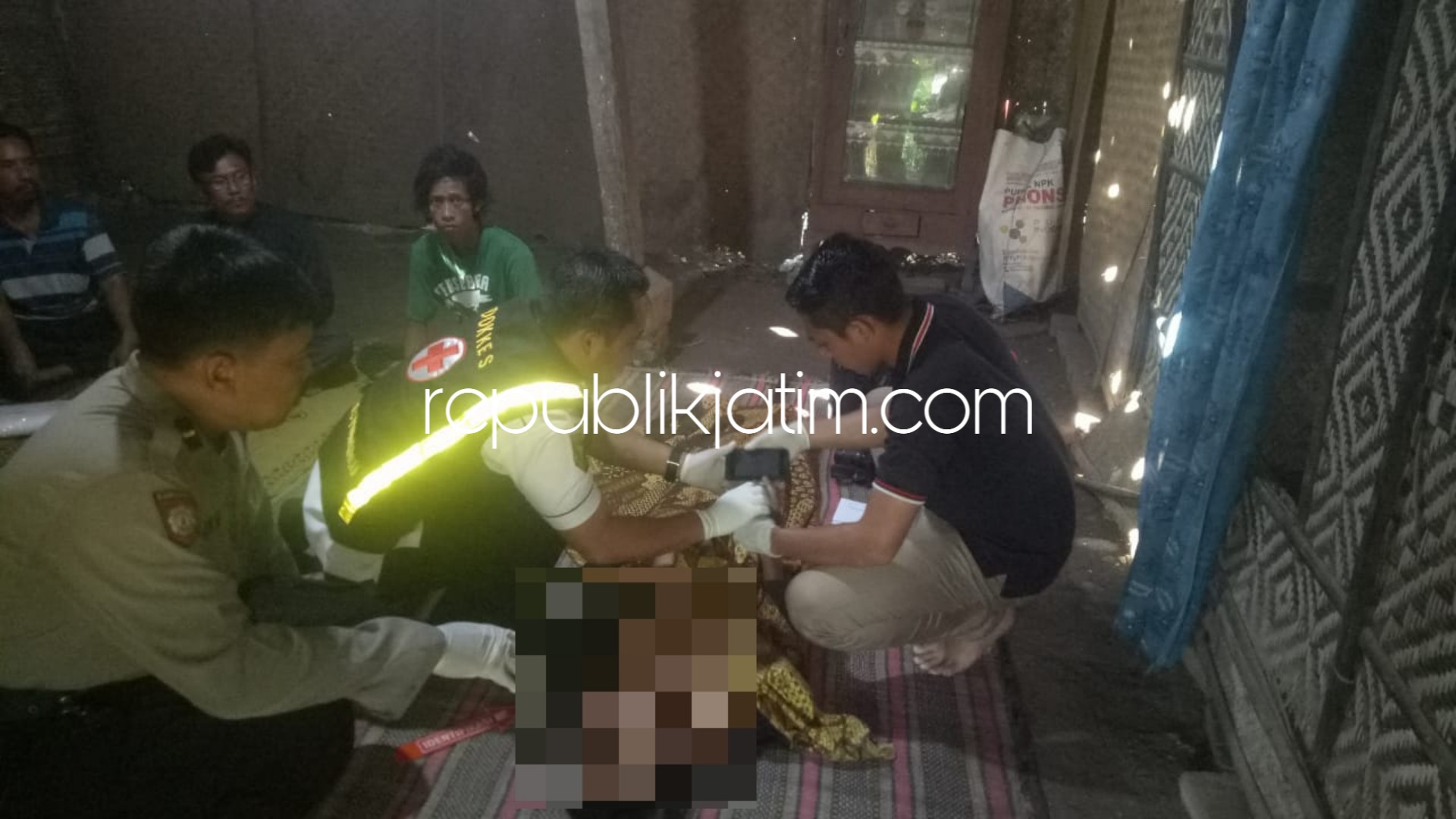 TEWAS - Petugas Polsek Jambon dan tim medis memeriksa jenazah Mbah Tekad (83) yang nekad gantung diri, Selasa (11/12/2018).