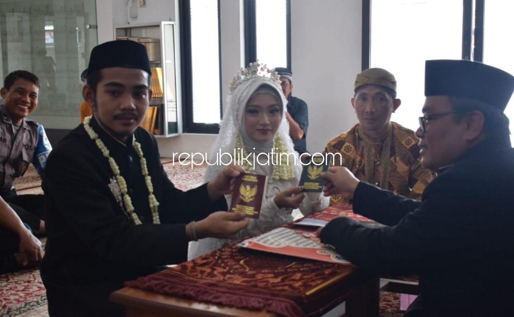 NIKAH - Penghuni tahanan Polresta Sidoarjo, Agung Setyo Nugroho melangsungkan pernikahannya dengan Syahidah Hani'ah di Masjid Polresta Sidoarjo, Kamis (12/12/2019).