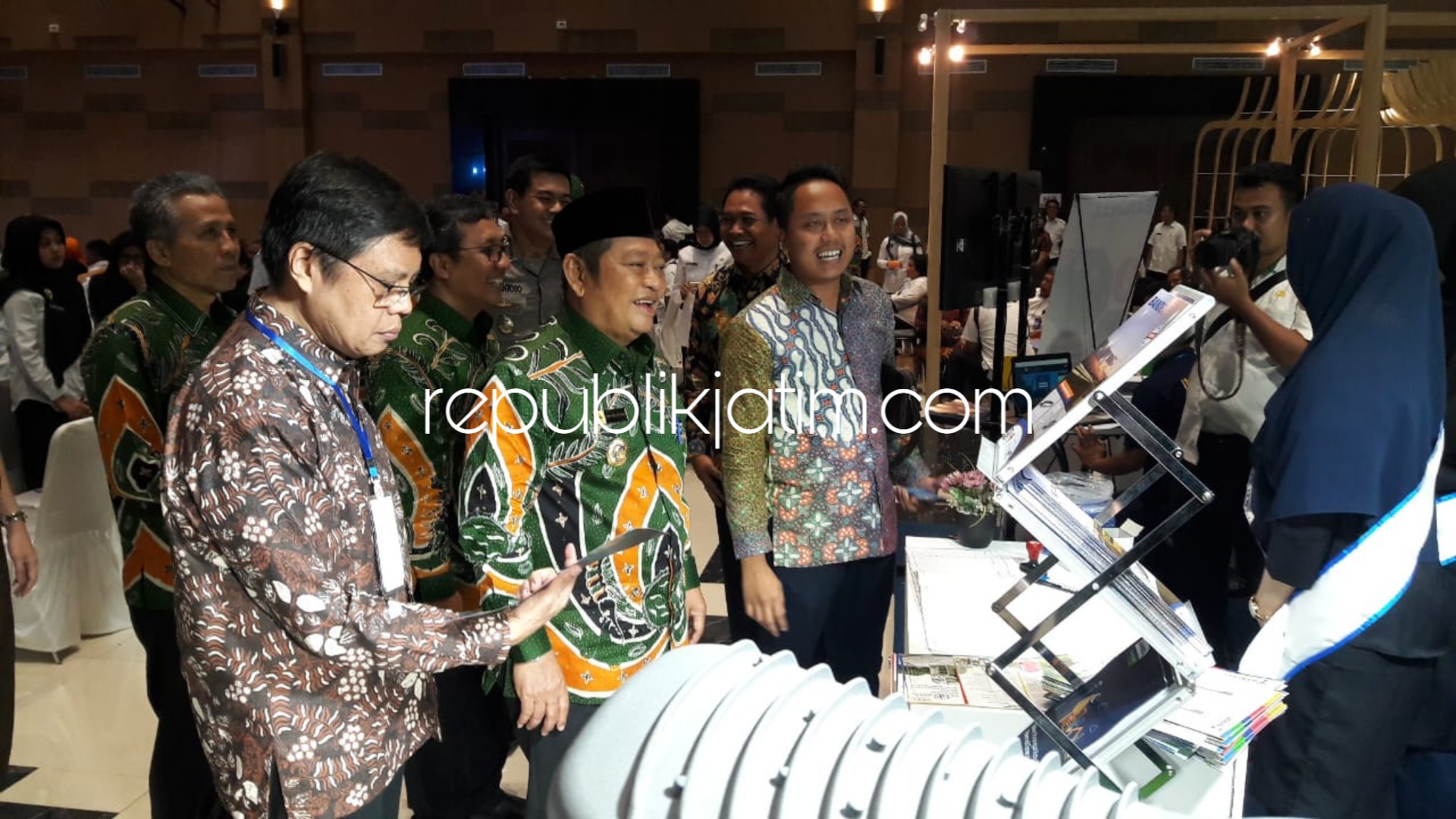 APRESIASI - Bupati Sidoarjo, Saiful Ilah mengapresiasi produk-produk Bandell Lighting saat pembukaan Sidoarjo Procurement Expo dan Conference 2018 di gedung SCC Lingkar Timur, Sidoarjo, Rabu (12/12/2018).