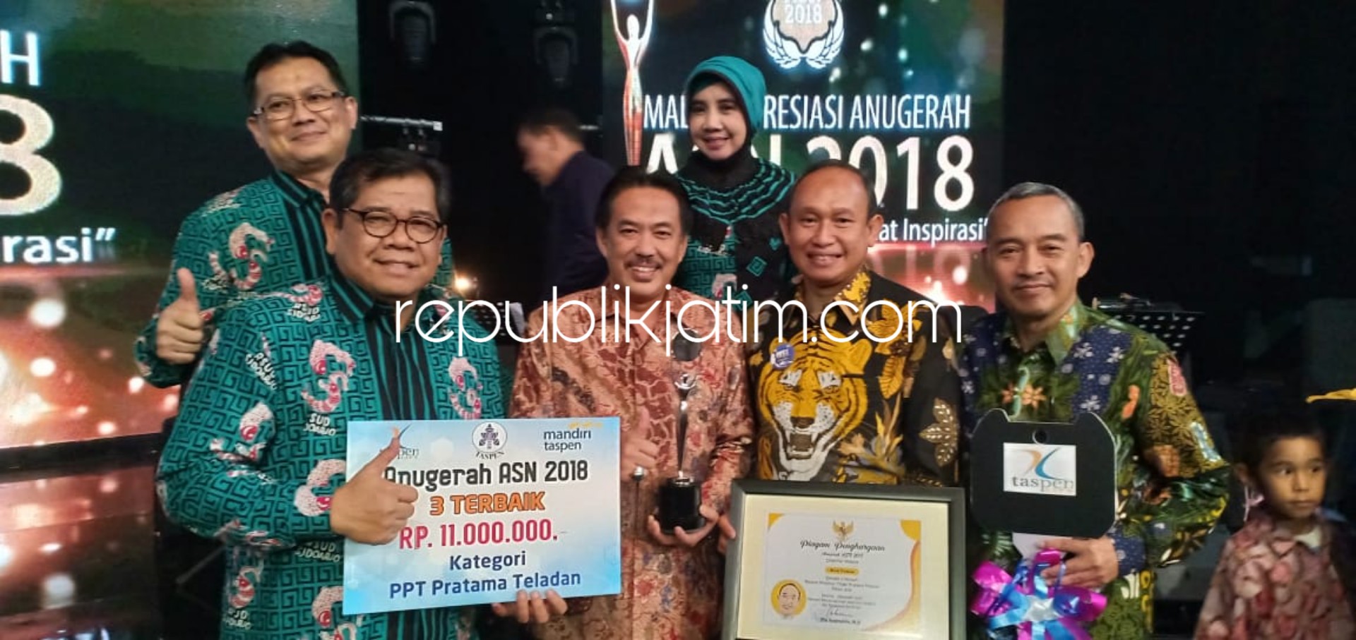 RAIH PENGHARGAAN - Direktur RSUD Sidoarjo, dr Atok Irawan didampingi Wabup Nur Ahmad Syaifuddin dinobatkan jadi Pimpinan Tinggi Teladan Menpan RB, Syafruddin di Auditorium LPP TVRI, Senayan, Jakarta, Selasa (11/12/2018) malam.