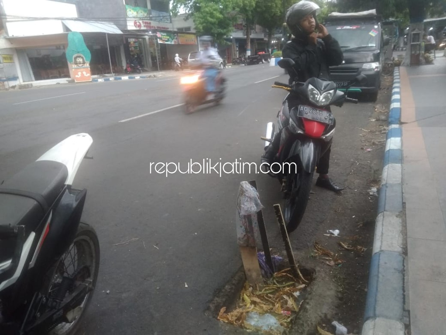 BAHAYA- Bagi pengguna jalan yang melintas di JL Urip Sumoharjo Ponorogo harus ekstra hati-hati karena banyak lubang di tepian jalan yang tutupnya terbuat dari besi (mainhole) hilang dicuri orang, Kamis (12/12/2019).