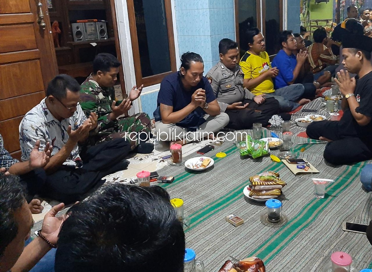 CANGKRUKAN - Cangkrukan Kopi Solusi (Kopsol) bersama Bhabinkamtibmas dan Babinsa di Warkop Gunawan Dusun Bakung, Desa Bakungtemenggungan, Kecamatan Balongbendo, Sidoarjo, Kamis (12/12/2019) malam. 