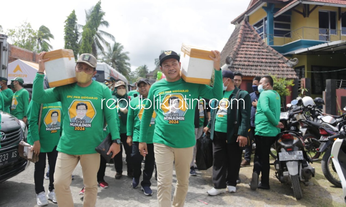 BANTUAN - Ketua DPC PKB Sidoarjo, Subandi saat mengunjungi anak-anak terdampak Erupsi Gunung Semeru di Posko Pengungsian di Candipuro, Kabupaten Lumajang, Senin (13/12/2022).