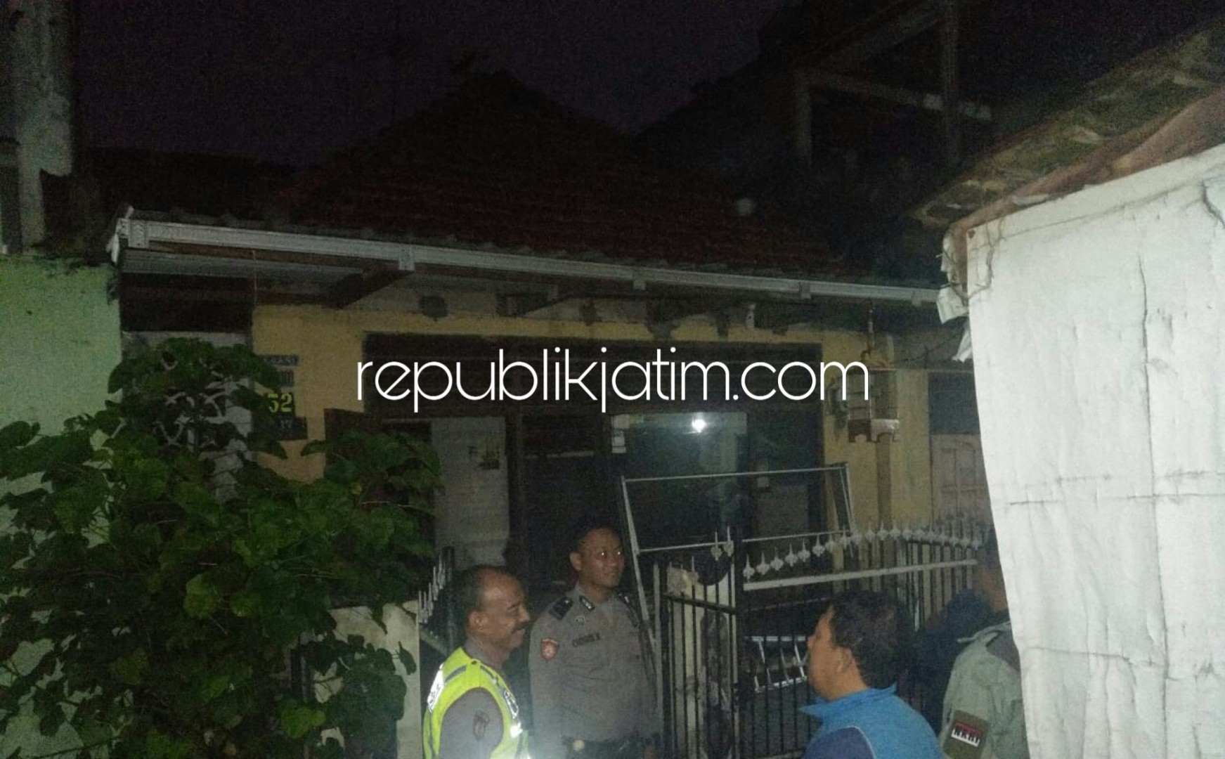 TERBAKAR - Rumah milik Mujayani (65) warga Kelurahan Wonocolo, Kecamatan Taman, Sidoarjo terbakar, Kamis (13/12/2018) dini hari.