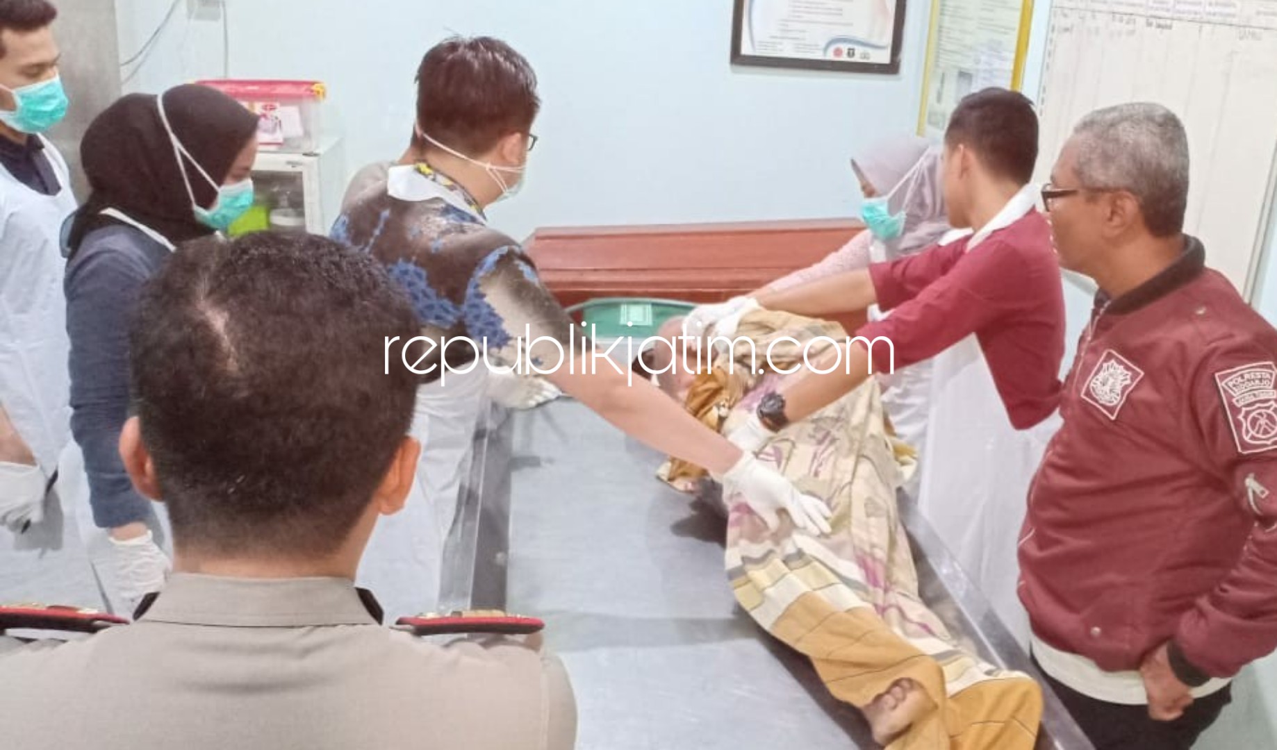 OTOPSI - Sejumlah petugas medis RS Bhayangkara Pusdik Gasum Porong mengotopsi luar jenazah Andik Susanto (36) warga Desa Modong, Kecamatan Tulangan, Sidoarjo, Kamis (12/12/2019) malam.